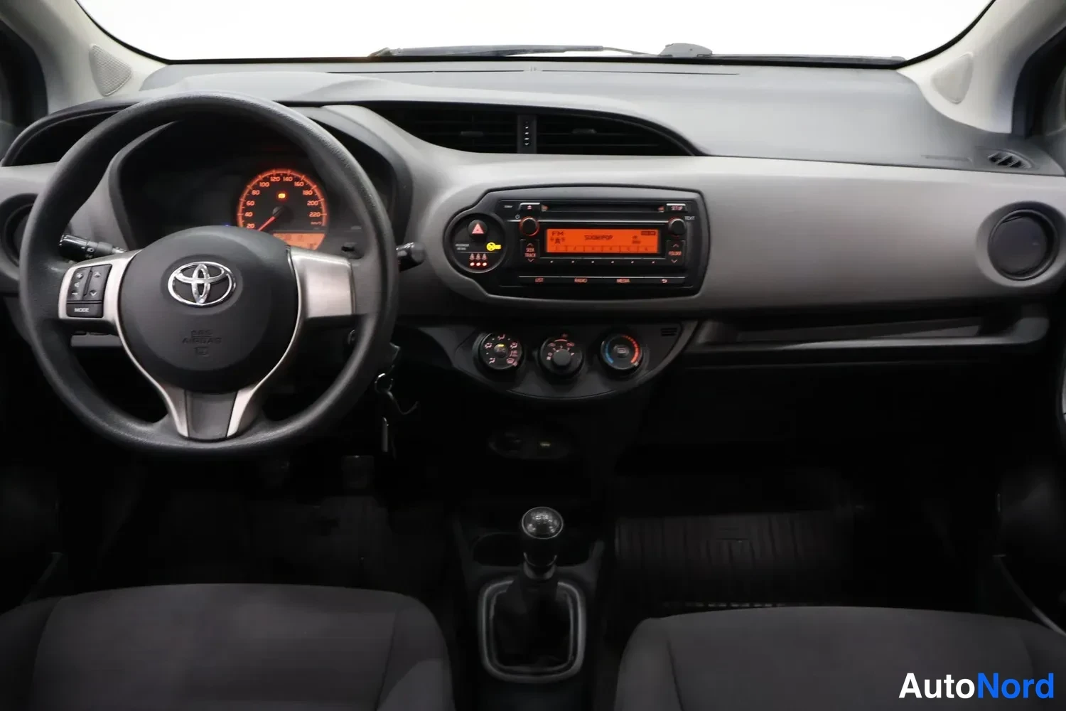 Punainen Toyota Yaris 2016, yksityiskohta, kuva 14