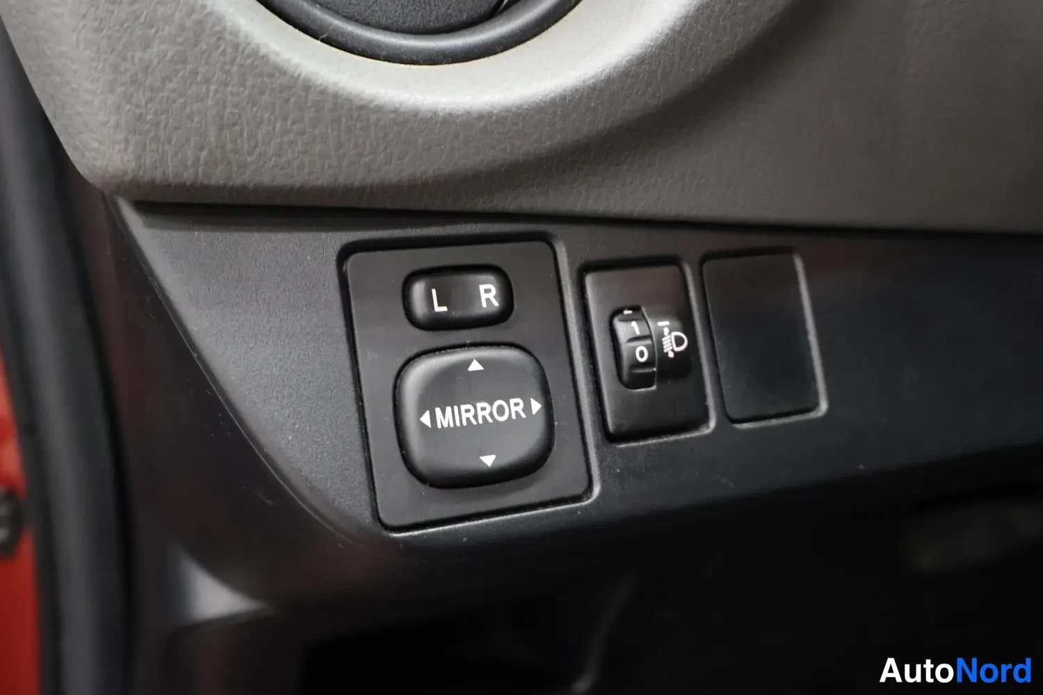 Punainen Toyota Yaris 2016, yksityiskohta, kuva 9