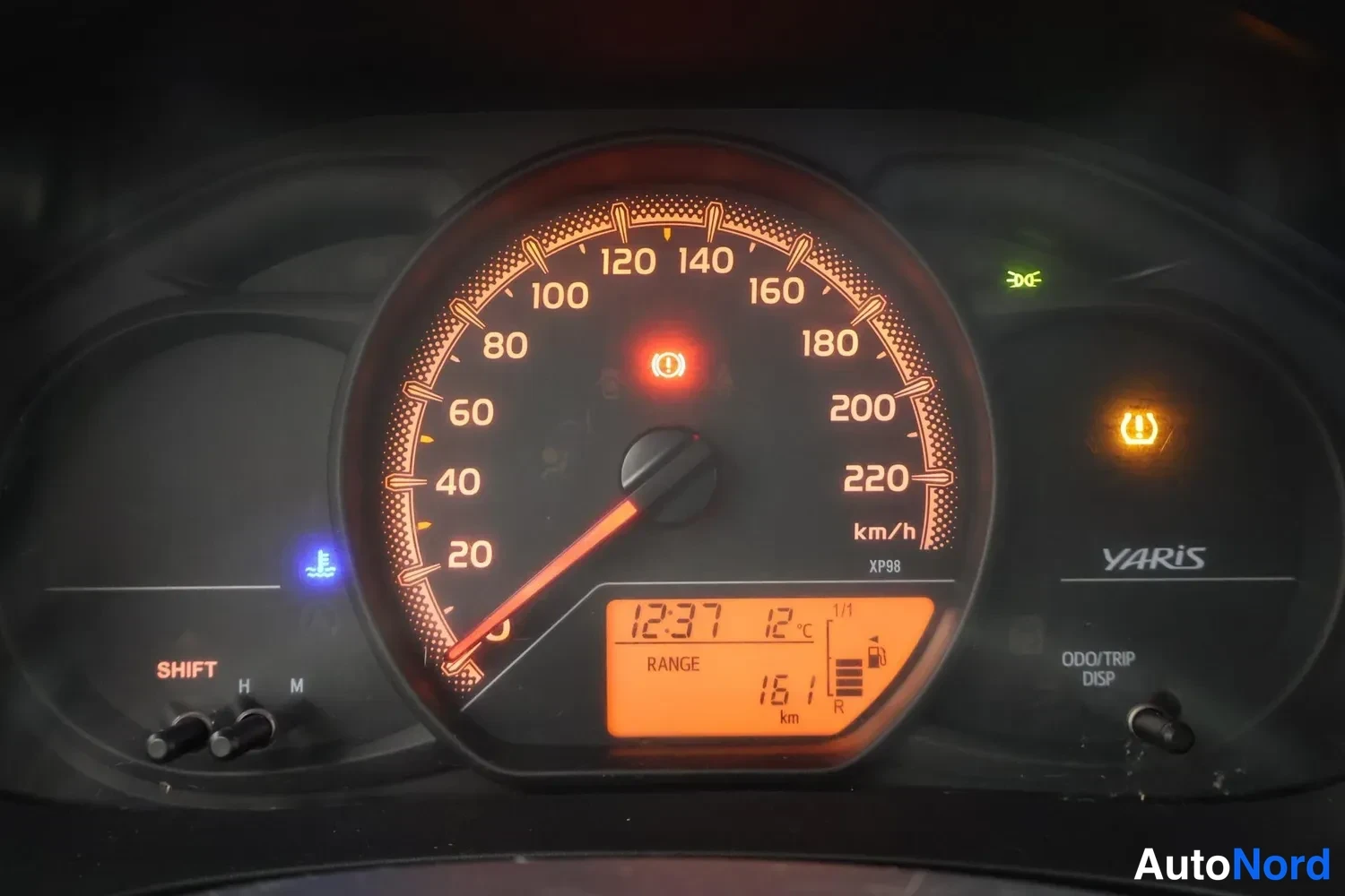 Punainen Toyota Yaris 2016, yksityiskohta, kuva 11