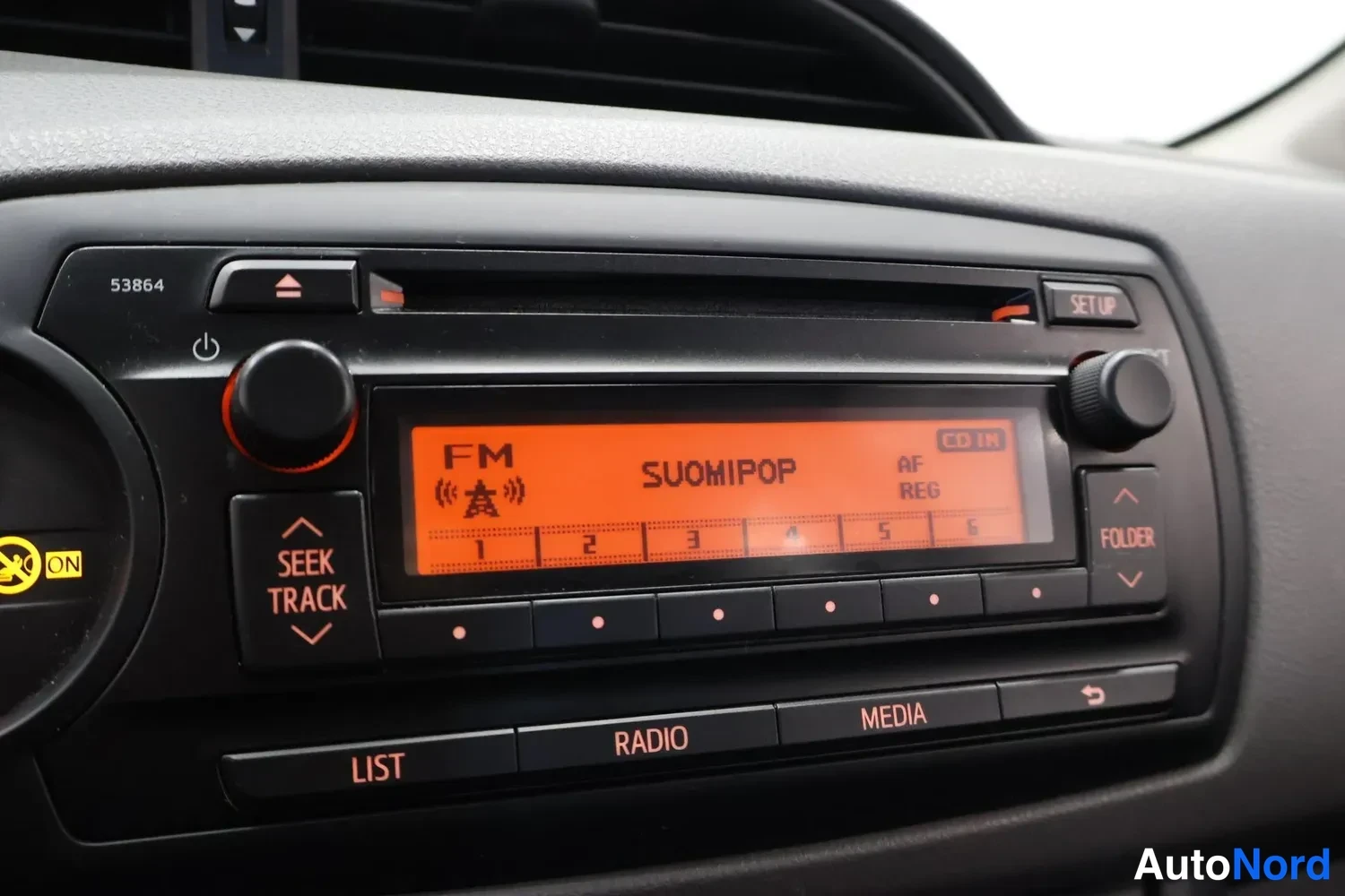 Punainen Toyota Yaris 2016, yksityiskohta, kuva 12