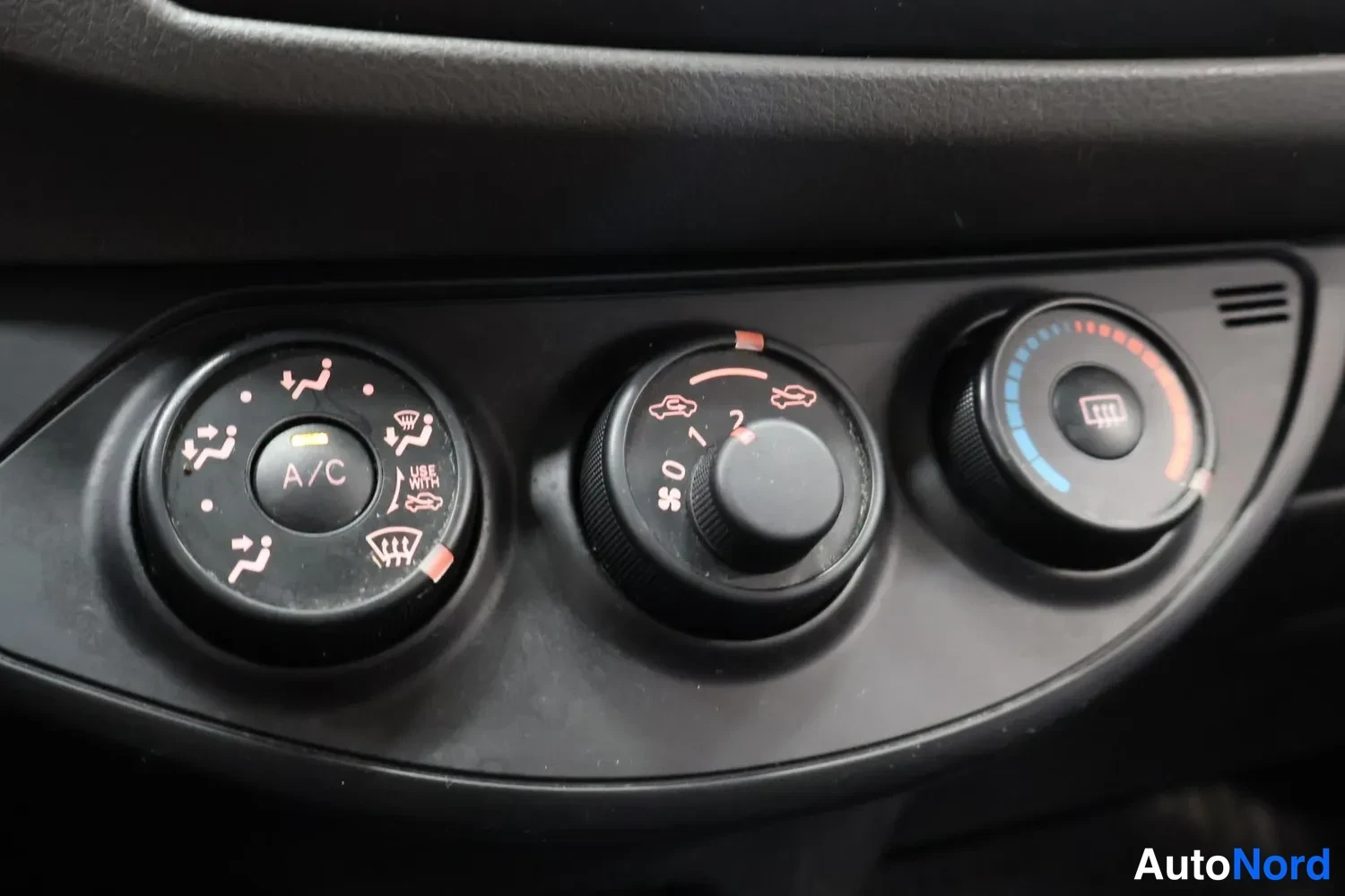 Punainen Toyota Yaris 2016, yksityiskohta, kuva 13