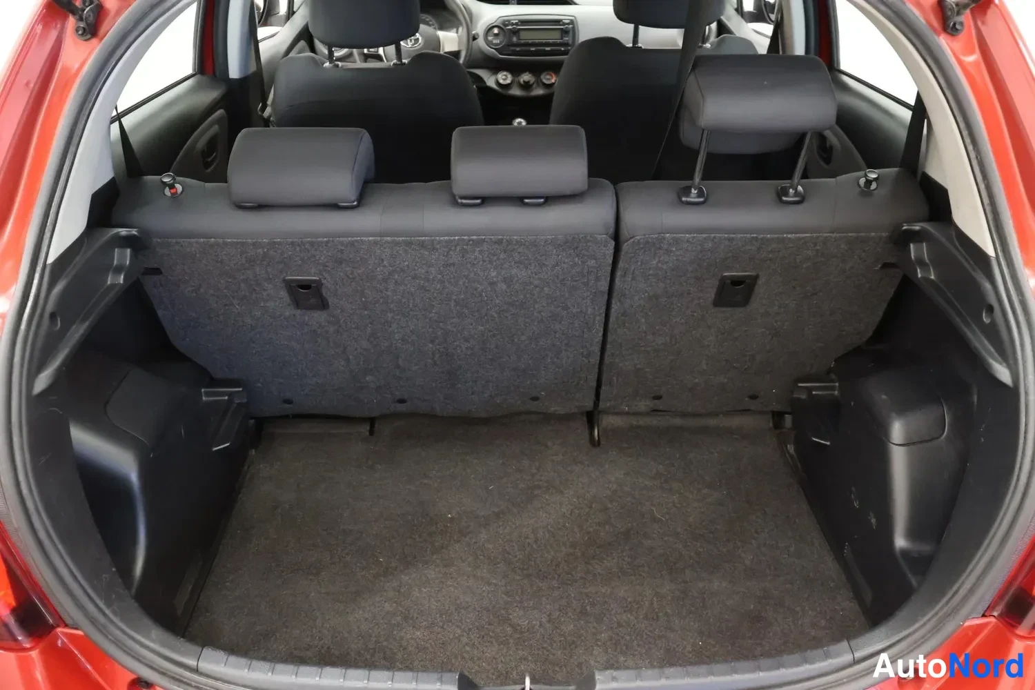 Punainen Toyota Yaris 2016, kuva 16
