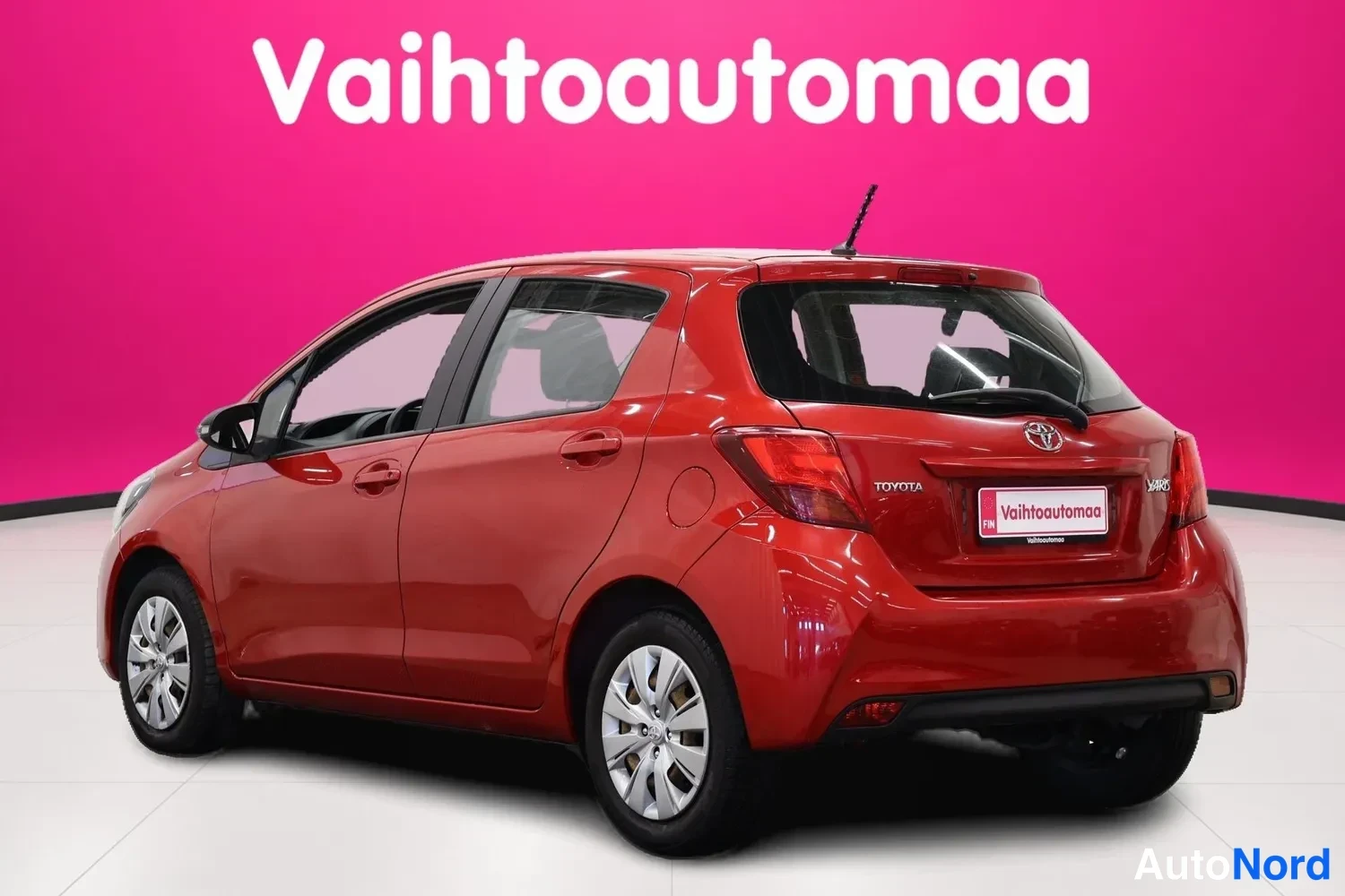 Punainen Toyota Yaris 2016, takaviisto, kuva 6