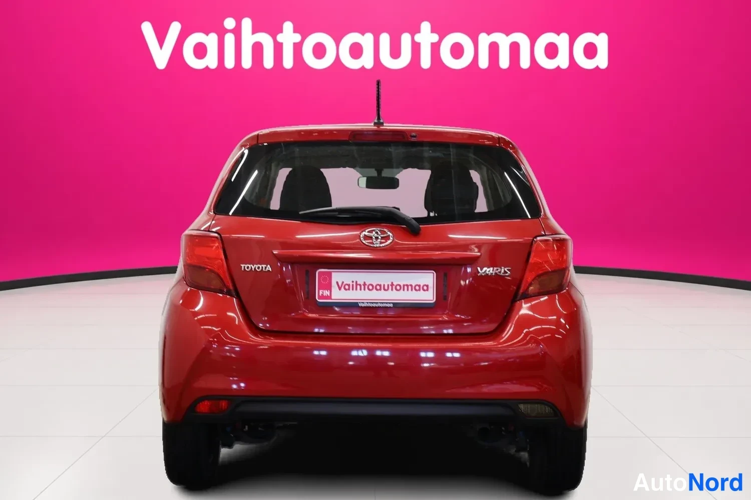 Punainen Toyota Yaris 2016, takaa, kuva 8