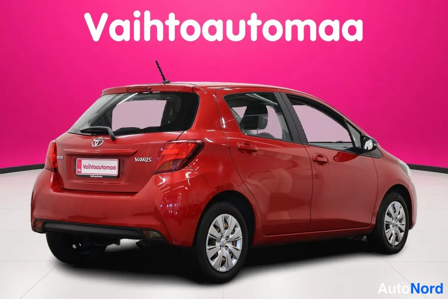 Punainen Toyota Yaris 2016, takaviisto, kuva 7