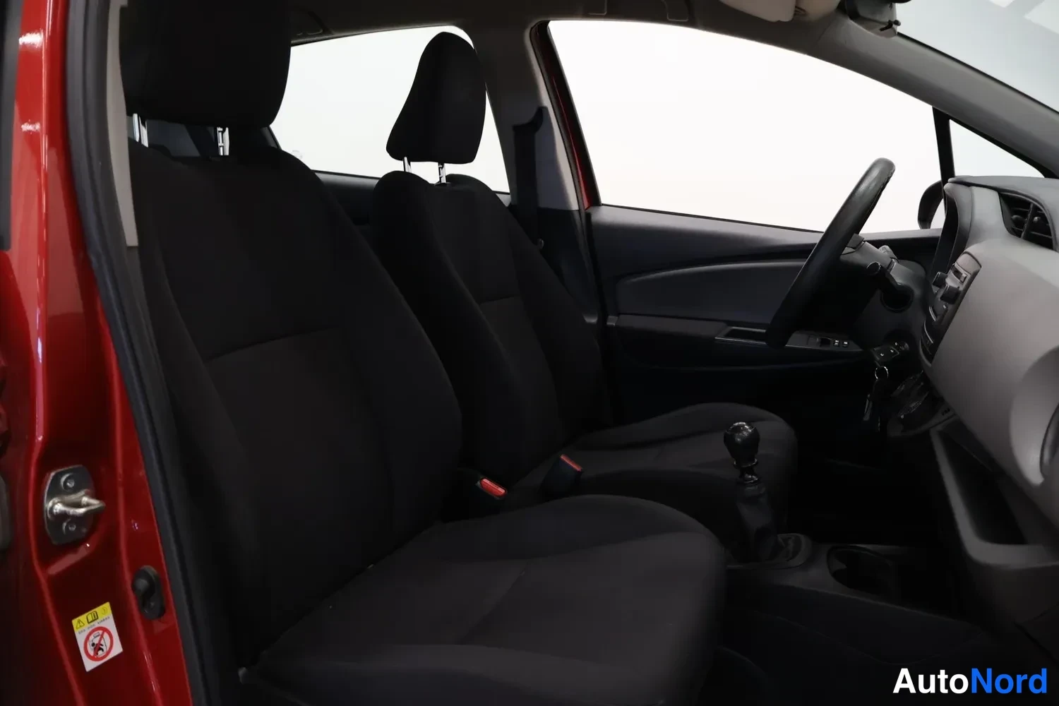 Punainen Toyota Yaris 2016, edestä, kuva 4