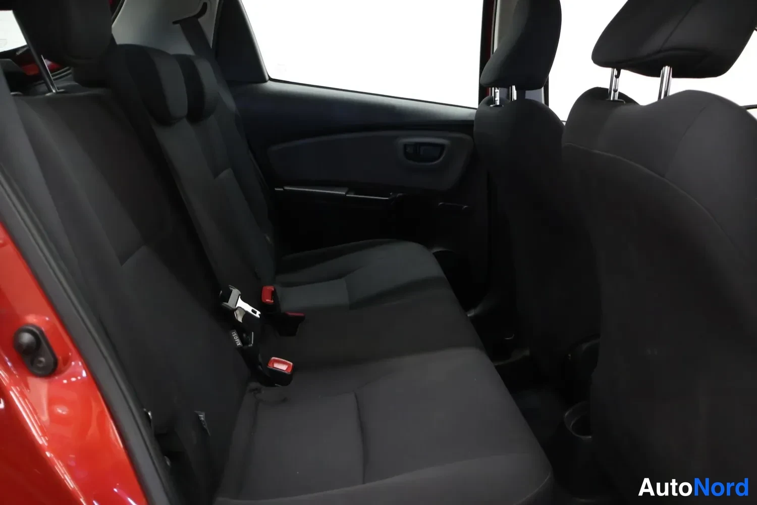 Punainen Toyota Yaris 2016, sivulta, kuva 5