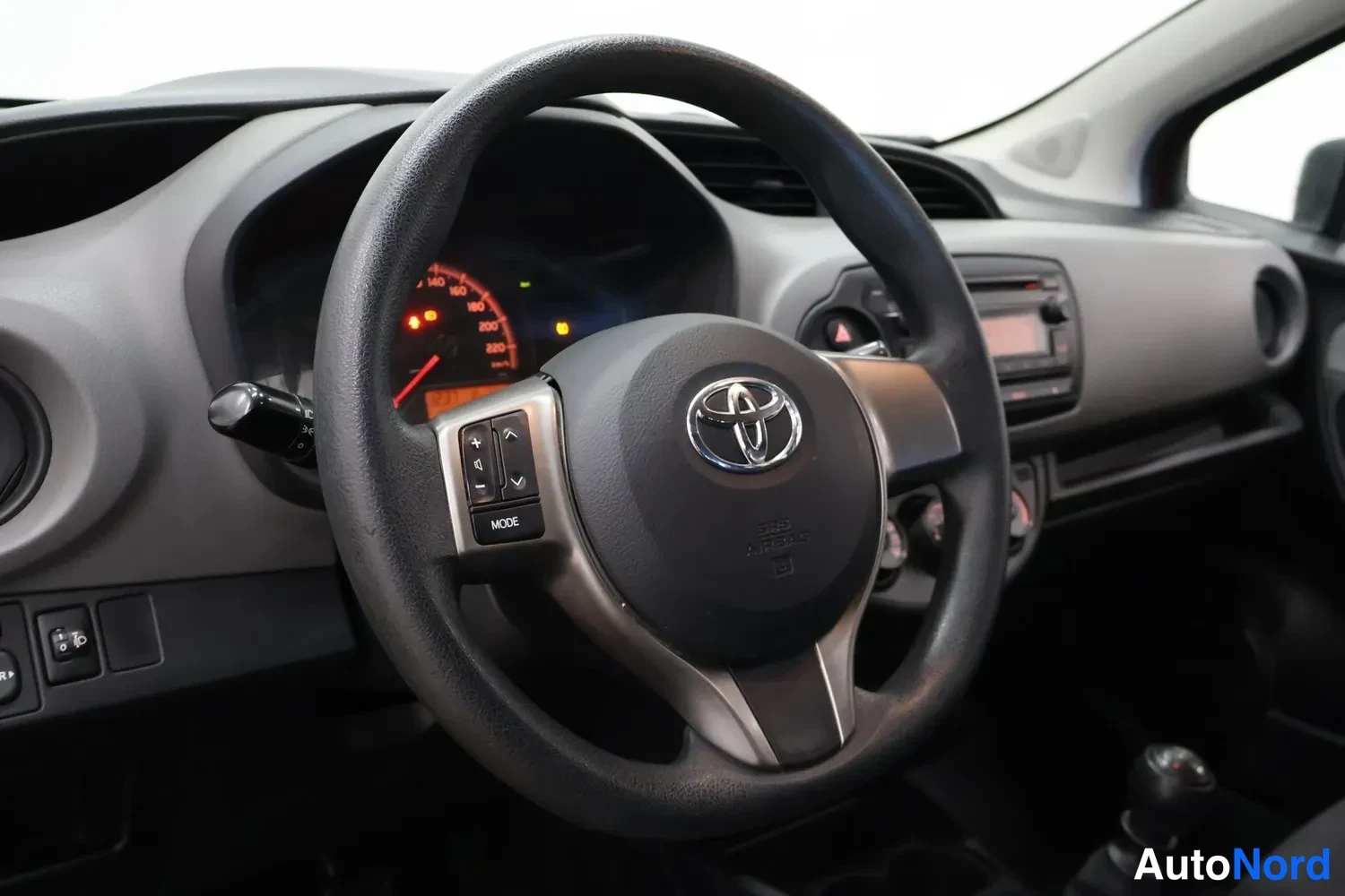 Punainen Toyota Yaris 2016, kuva 17