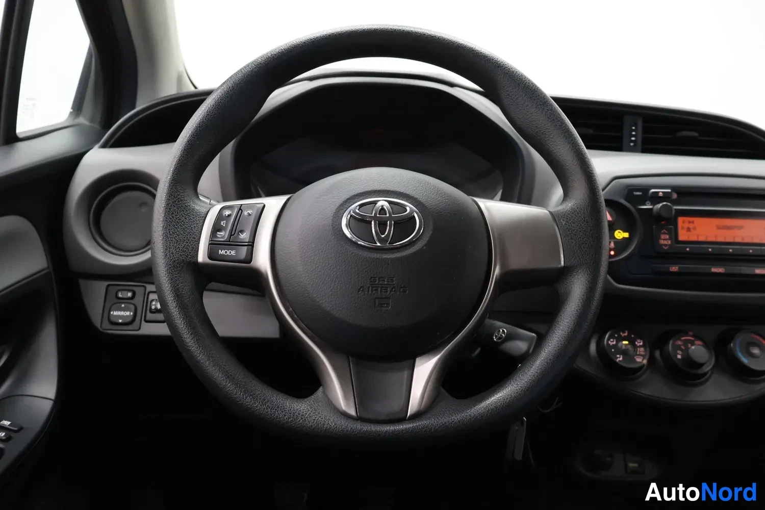 Punainen Toyota Yaris 2016, kuva 15