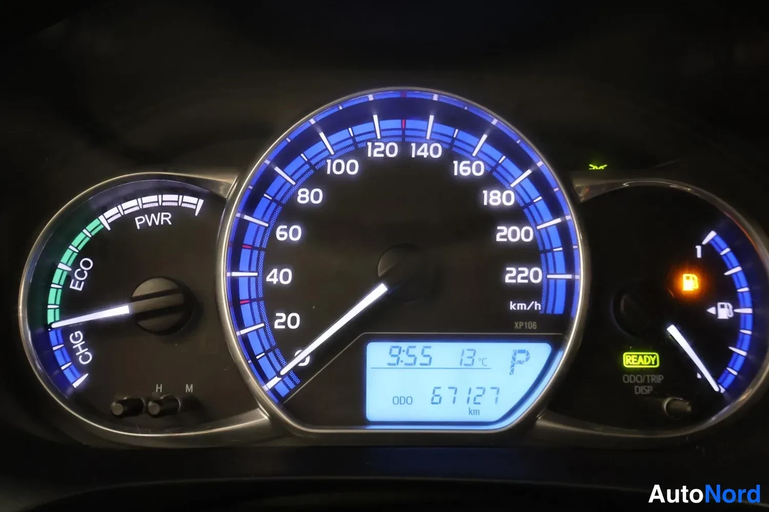 Muu: Mittaristo: nopeusmittari 0–220 km/h, PWR/ECO/CHG-mittari, polttoainemittari ja READY-merkki; ODO 67127 km, kello 9:55, lämpötila 13°C, vaihde P.