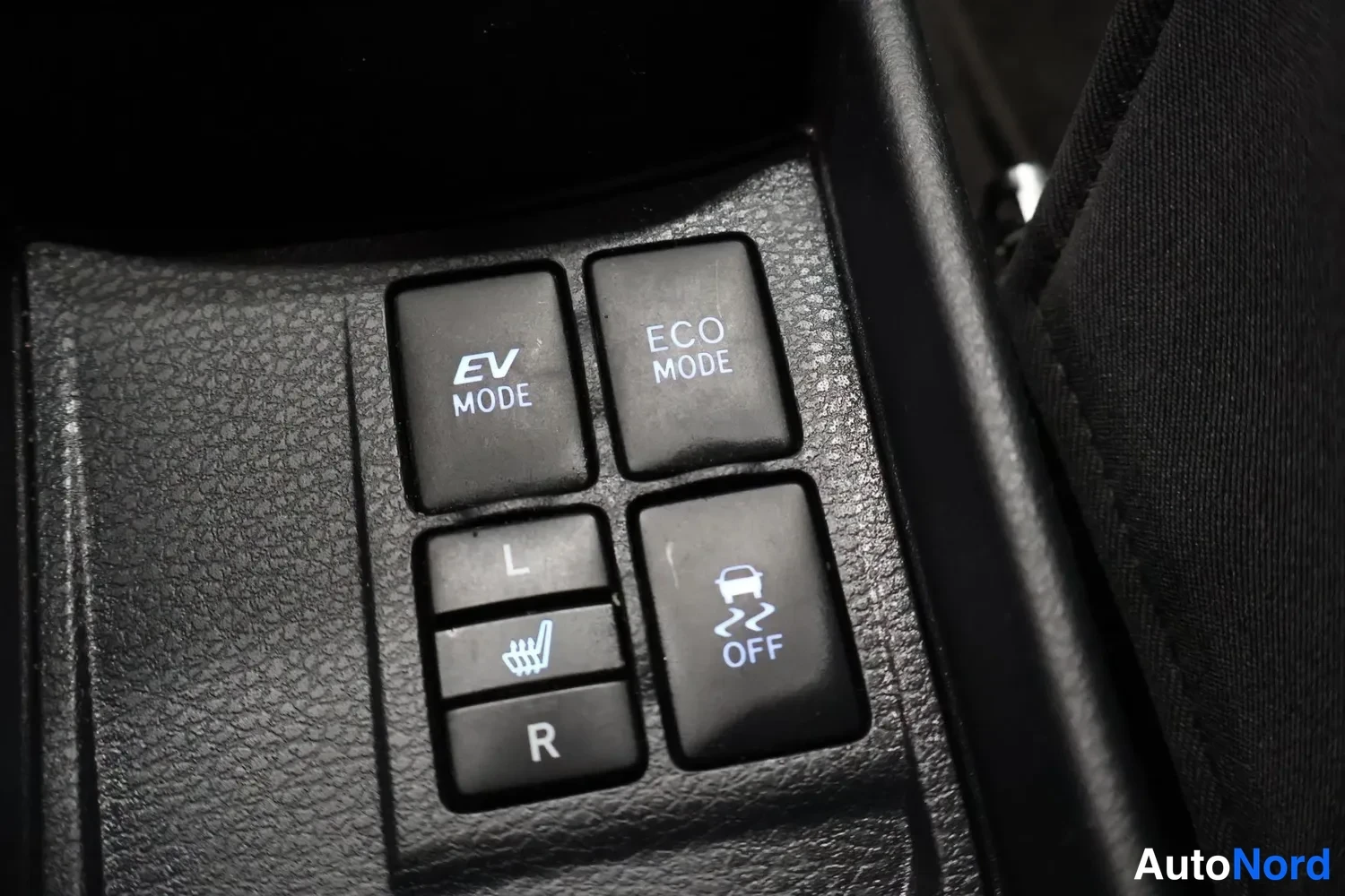 Muu: Musta keskitason painikeryhmä: EV MODE, ECO MODE, istuimenlämmitys L ja R sekä kelkan OFF-painike.