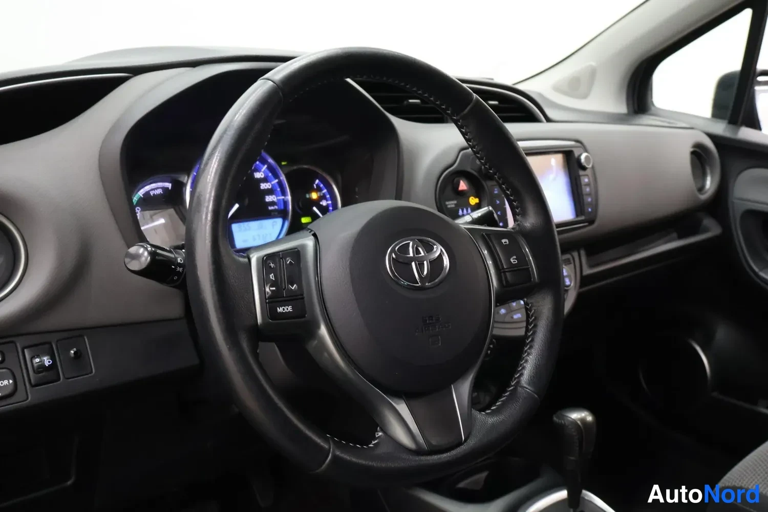 Muu: Ohjaamossa Toyota-merkkinen ohjauspyörä, keskikonsolissa kosketusnäyttö ja instrumenttien hallintapainikkeet.