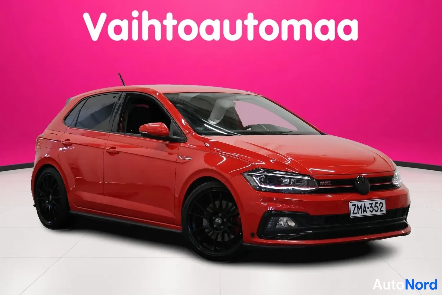 Etuviisto, nokka oikealle: VW Polo punainen etuosa kolmelta neljäsosalta oikealta
