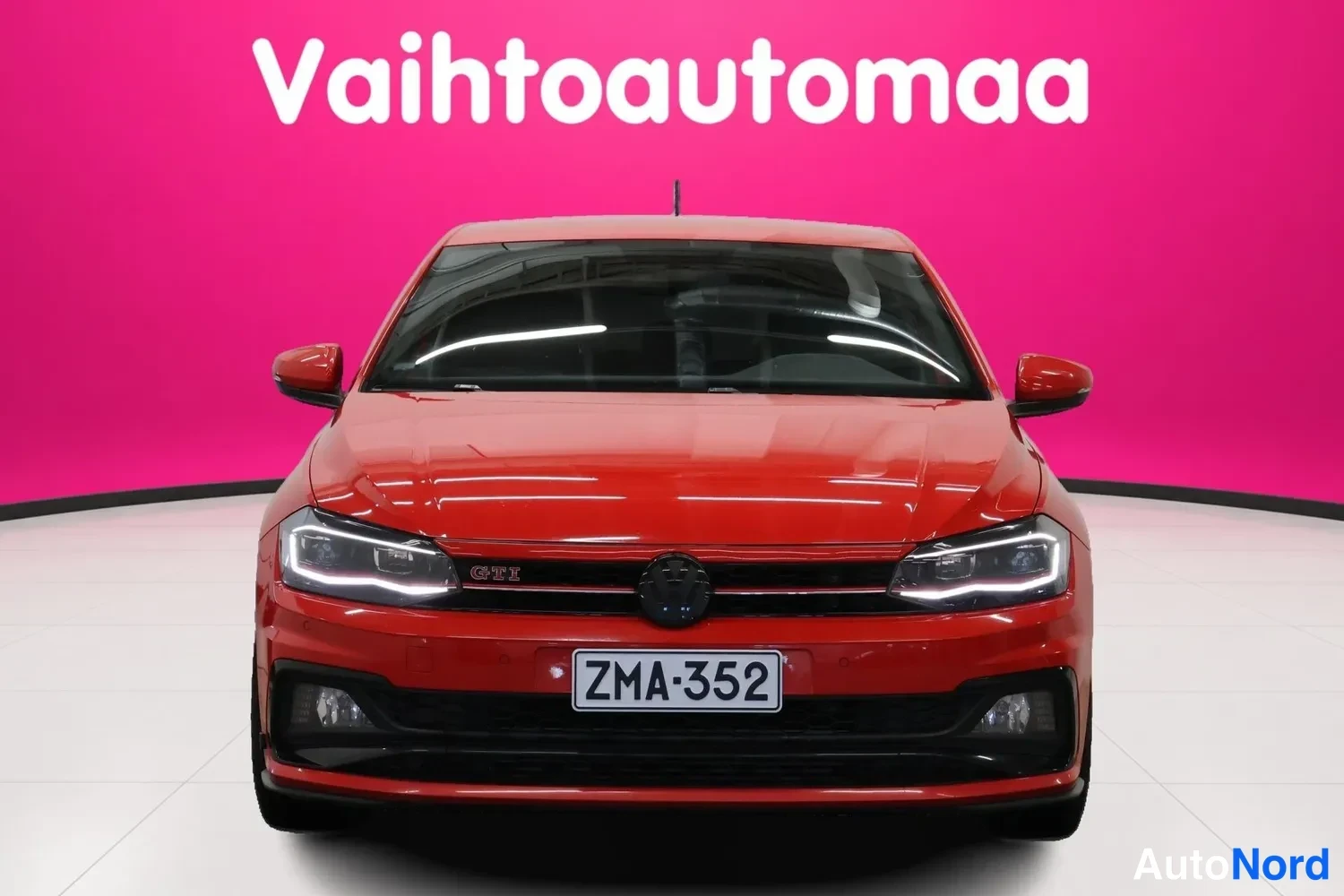 Edestä: VW Polo punainen suora etuosa