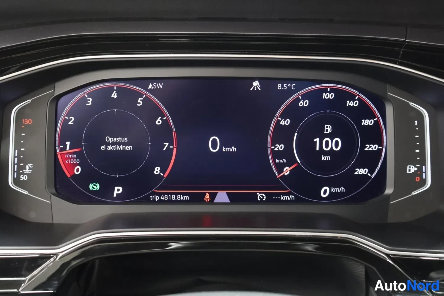 Muu: Digitaalinen mittaristo: kierrosluku- ja nopeusmittari, 0 km/h, trip 4818,8 km, ulkolämpötila 8,5 °C ja tekstit Opastus ei aktivinen, P.