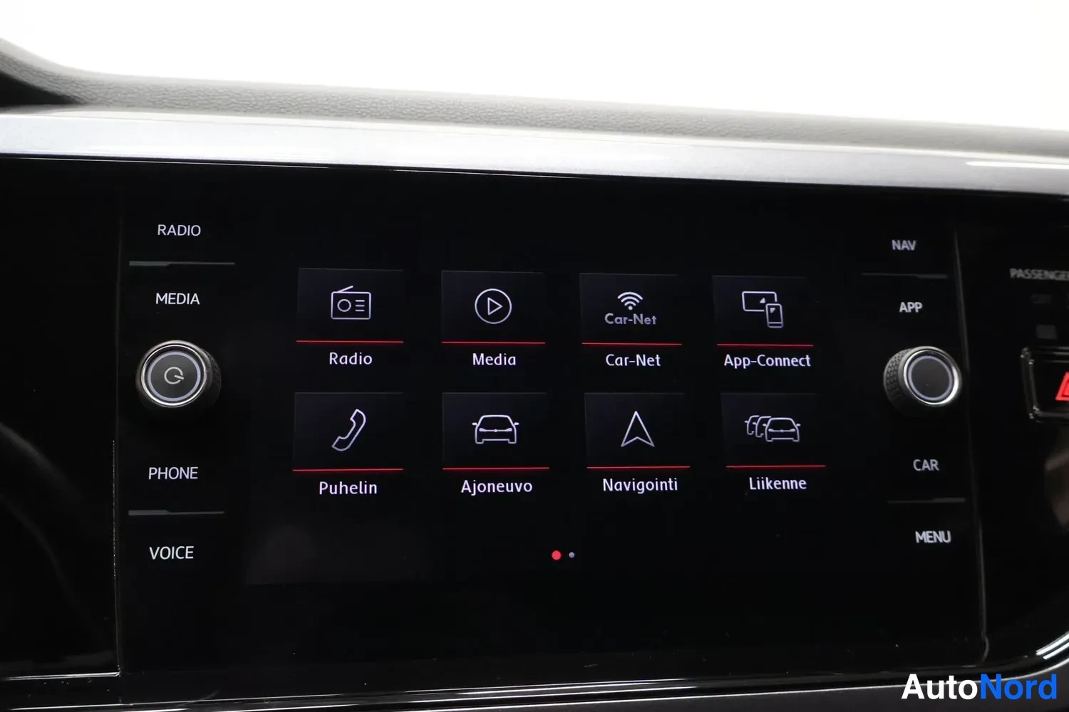 Muu: Kosketusnäytön päävalikko painikkeilla Radio, Media, Car-Net, App-Connect, Puhelin, Ajoneuvo, Navigointi ja Liikenne sekä sivuvalikot NAV, APP, CAR, MENU.