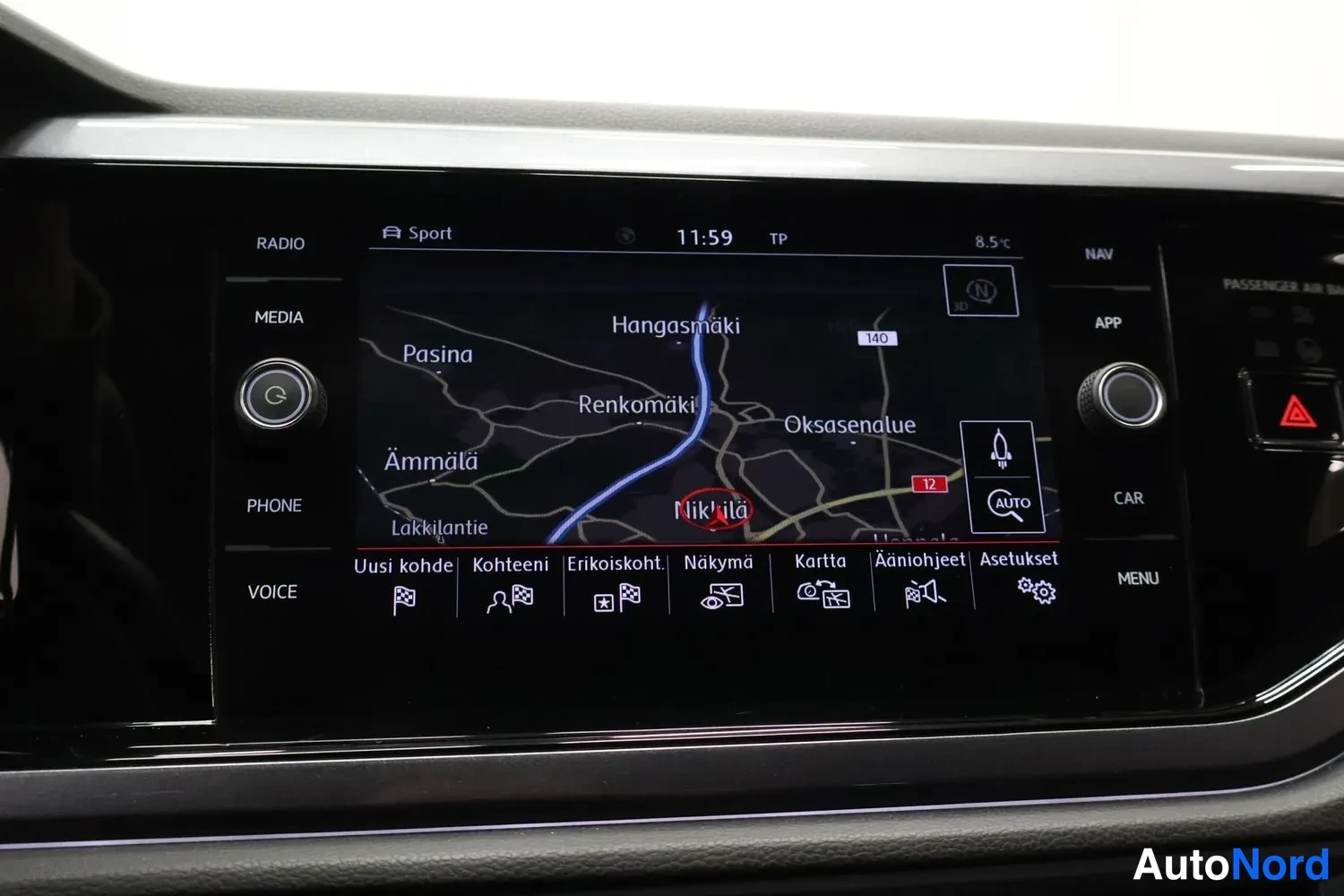 Muu: Infotainment-näyttö näyttää navigointikartan ja reitin, yläpalkissa kello 11:59 ja lämpötila 8,5 °C.