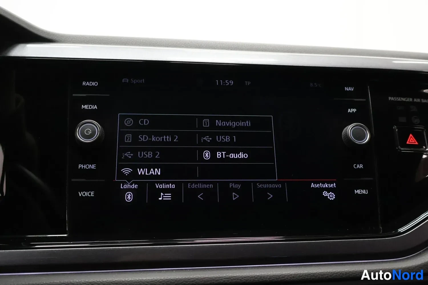 Muu: Infotainment-näytön medialähdeluettelo: CD, SD-kortti 2, USB 2, WLAN, Navigointi, USB 1 ja BT-audio.