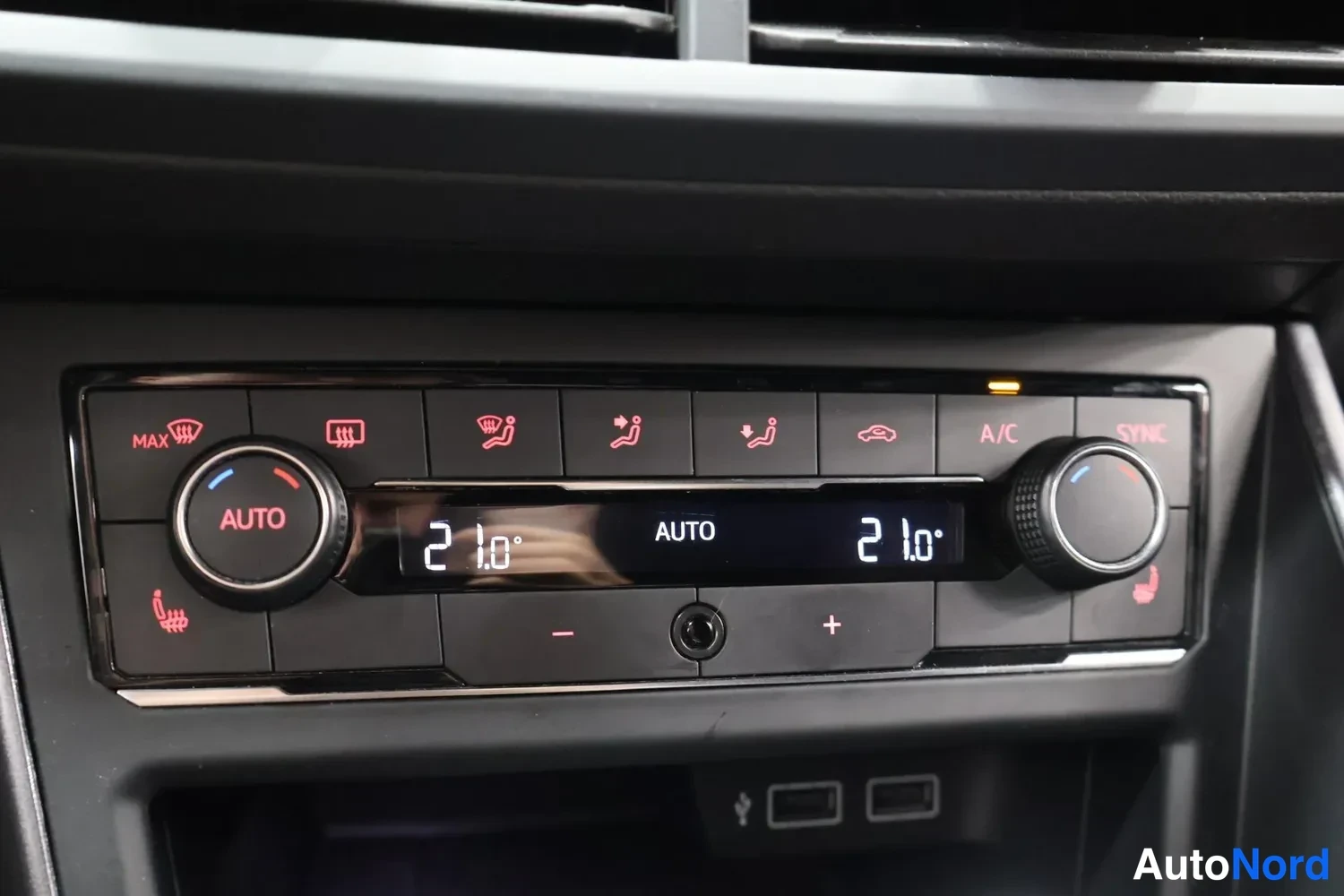 Muu: Automatiikka­ilmastointipaneeli, molempien puolten lämpötila 21,0 astetta, AUTO-tila, A/C- ja SYNC-napit sekä yhdessä USB-liitin ja 12 V pistorasia.
