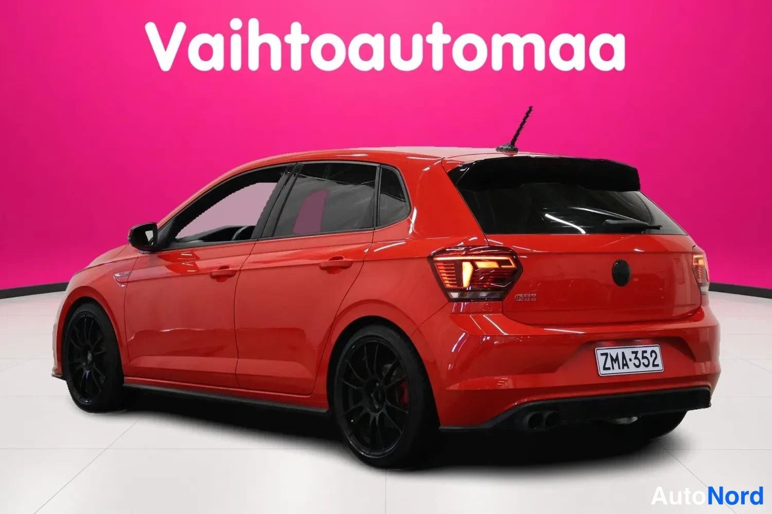 Takaviisto: VW Polo punainen takaosa kolmelta neljäsosalta oikealta