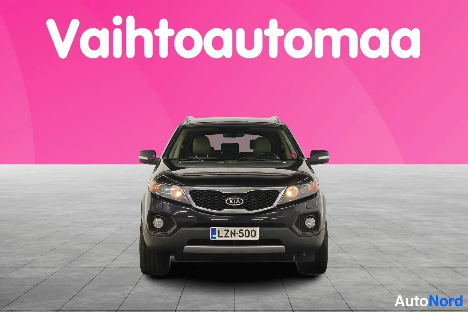 Edestä: Musta Kia Sorento, etunäkymä rekisterikilvellä