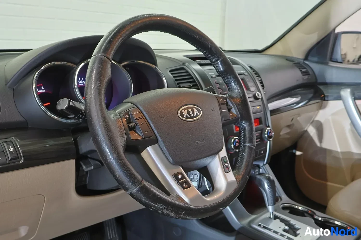 Muu: Ohjaamo ja Kia-merkillinen ohjauspyörä sekä automaattivaihteen valitsin.