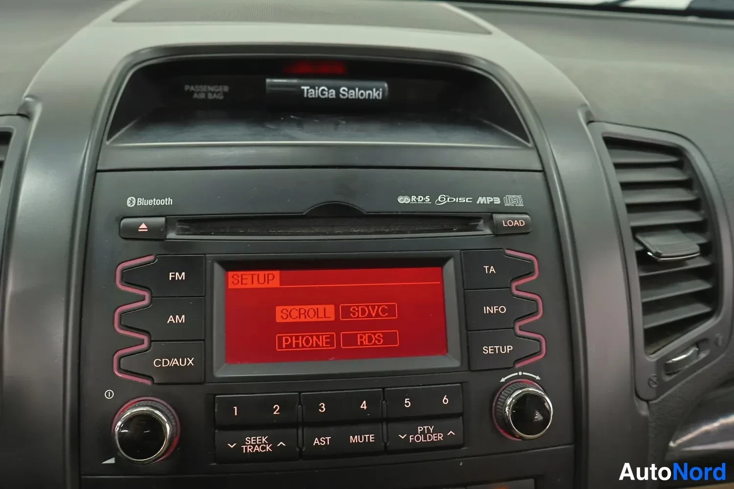 Muu: Auton kojelaudan keskusta: radioyksikkö, jonka näytössä SETUP-valikko ja painikkeet FM, AM, CD/AUX, TA, INFO, SETUP. Merkinnät Bluetooth, RDS, MP3 ja 'TaiGa Sal