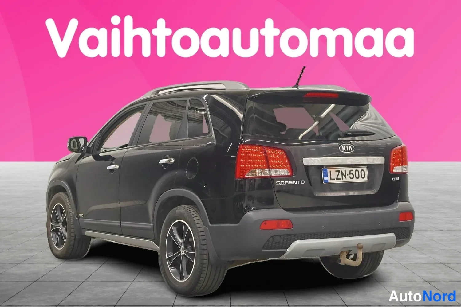 Takaviisto: Kia Sorento -maasturin takakulma näkyy rekisteritunnus ja perävaunukoukku