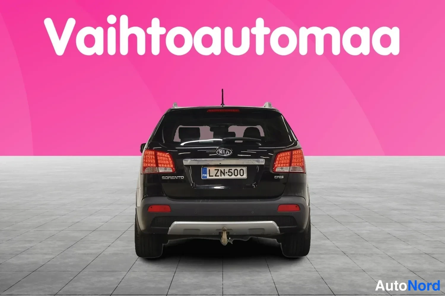 Takaa: Kia Sorento -maasturin takaosa suoraan takaa, rekisteritunnus