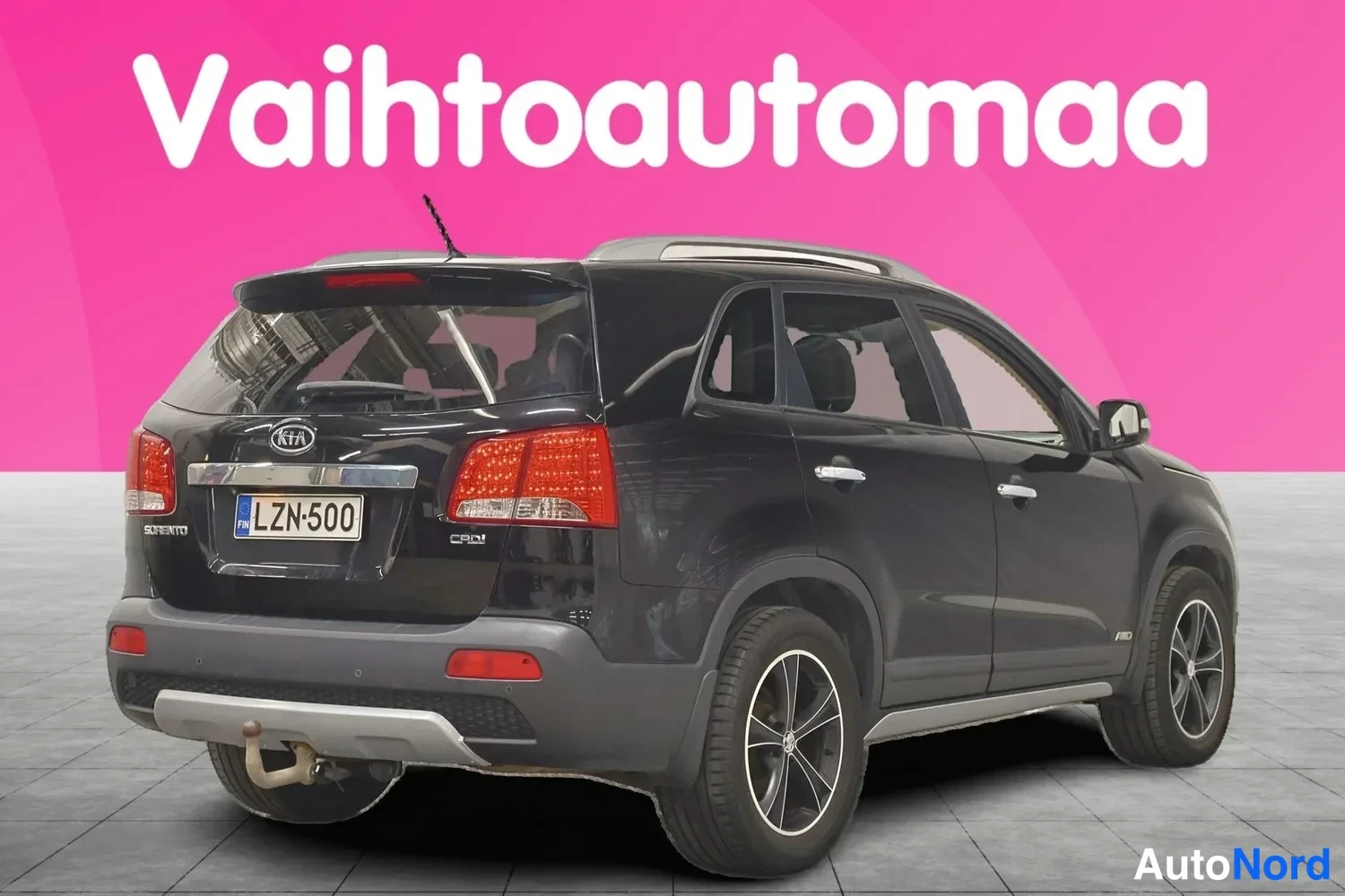 Takaviisto: Kia Sorento -maasturin vasen takakulma, rekisteritunnus ja perävaunukoukku