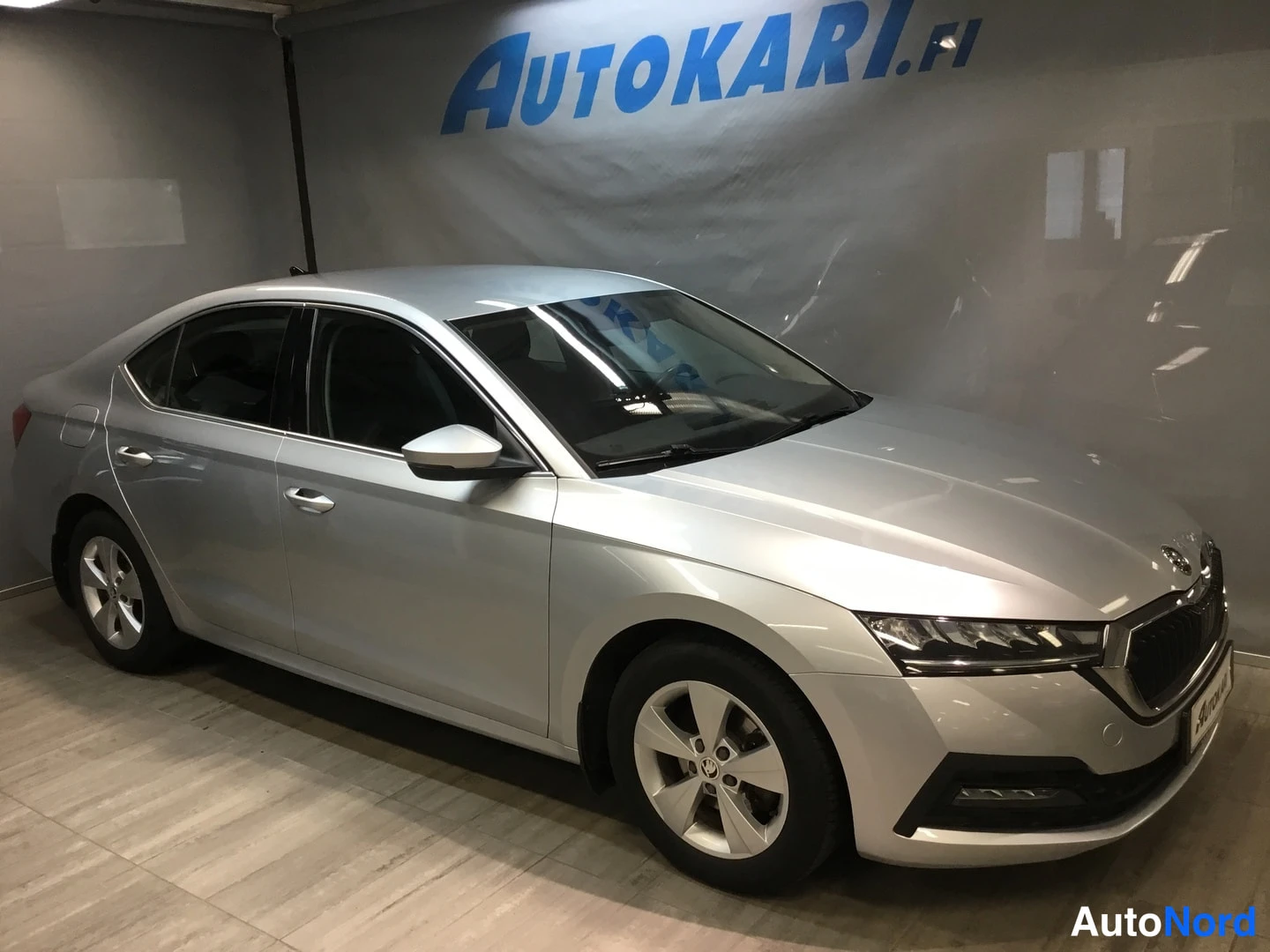 Hopea Skoda Octavia 2021, etuviisto, keula oikealle, kuva 2