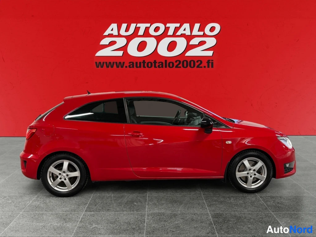 Sivulta: Punainen Seat Ibiza SC sivuprofiilissa punaisella taustalla, kevytmetallivanteet.