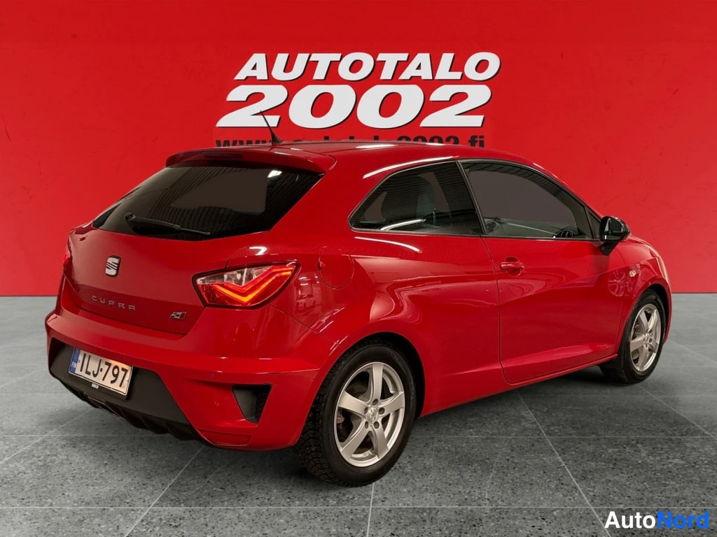 Takaviisto: Punaisen Seat Ibiza SC:n takakolmannes vasemmalta, CUPRA-teksti takaluukissa, rekisteritunnus.