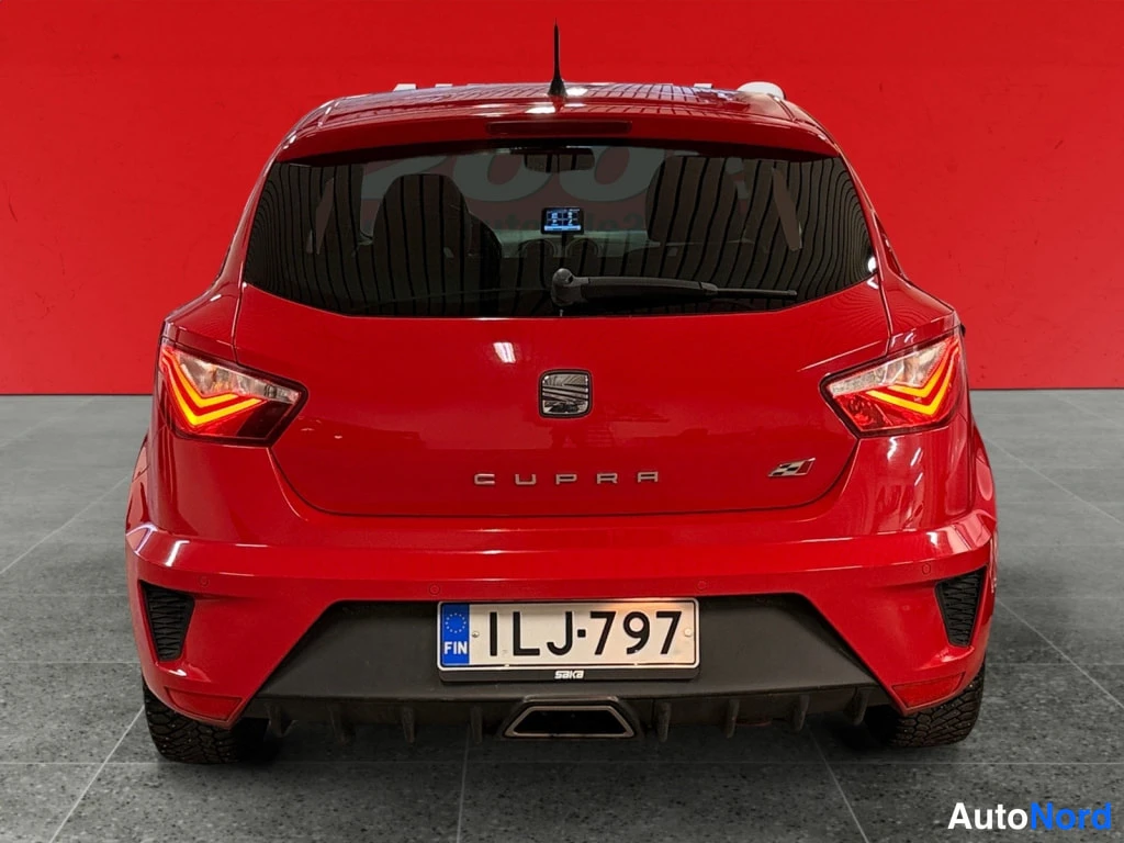 Takaa: Punaisen Seat Ibizan takaosa suoraan takaa, peräluukussa CUPRA-teksti ja -rekisterikilpi.