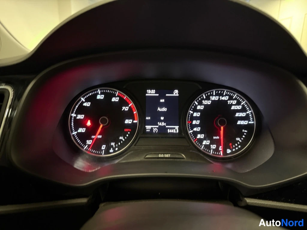 Yksityiskohta: Kojelauta: nopeusmittari asteikolla 0–260 km/h, kierrosmittari punaisella vyöhykkeellä 7000 r/min asti, keskellä näyttö tekstillä Audio ja lukema 54453 km, 19:2