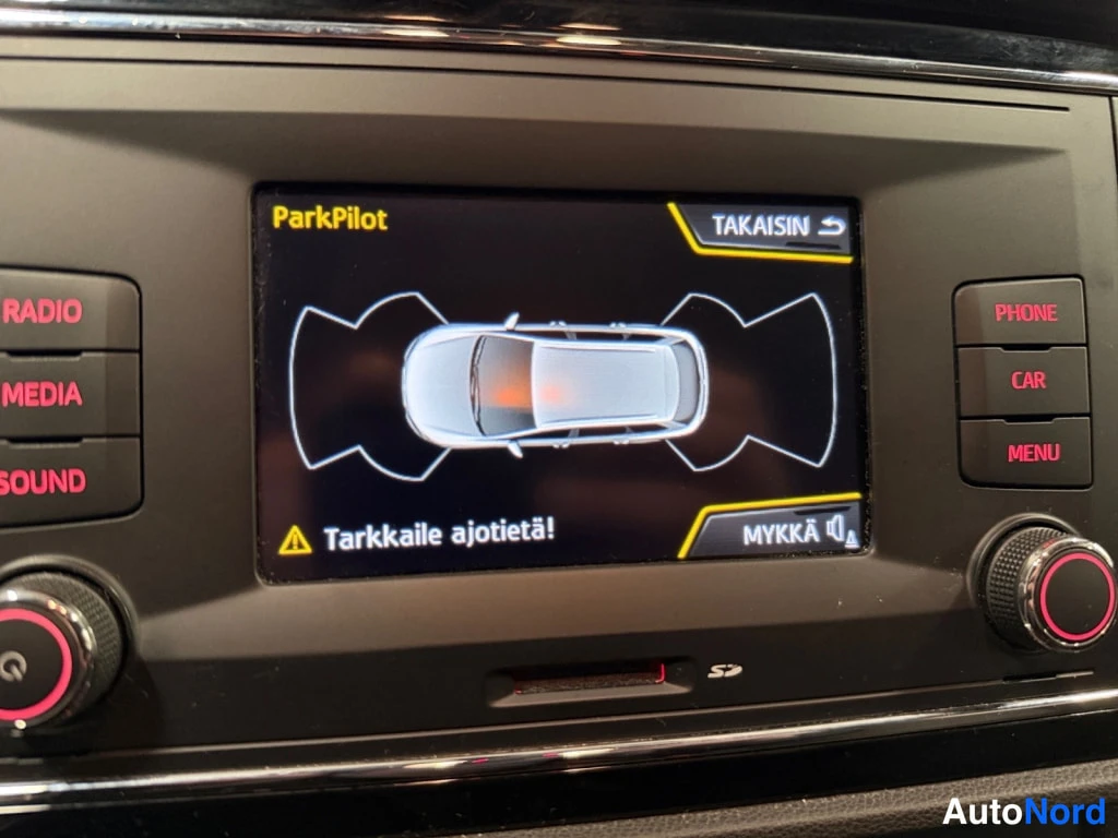 Muu: Radioviritteinen näyttö: ParkPilot-merkki, auto-kaavio, 'TARKKAILE AJOTIETÄ!' -teksti, MYKKÄ-symboli ja PHONE/RADIO/MEDIA/CAR/SOUND/MENU-napit.