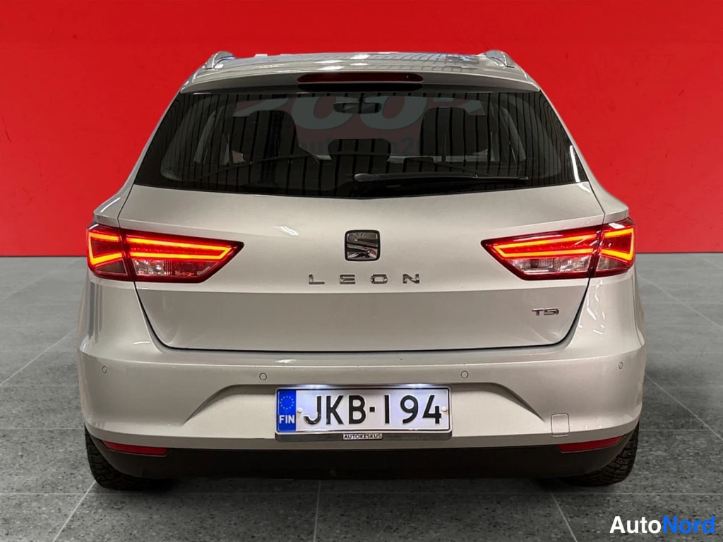 Takaa: Harmaa Seat Leon ST -farmari suoraan takaa kuvattuna; LEON- ja TSI-tekstit, takavalot ja rekisteritunnus näkyvät.