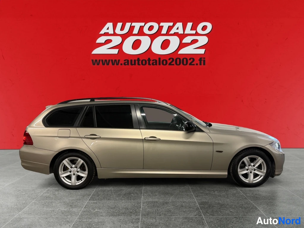 Sivulta: Kultabevetä BMW 318 -farmariAuto sivulta, punainen tausta