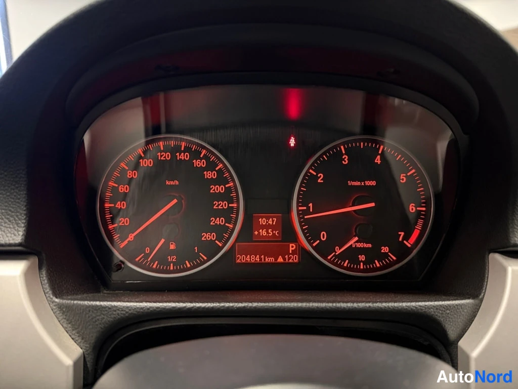 Muu: Mittaristo lähikuvassa: nopeusmittari 0–260 km/h, kierrosmittari, matkamittari 204841 km ja vaihteenäyttö P.