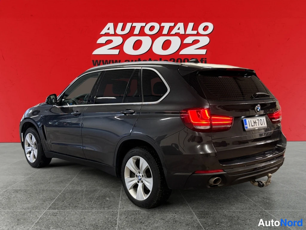 Takaviisto: Auton takakulmakuva: tummanharmaa BMW X5, rekisterikilpi