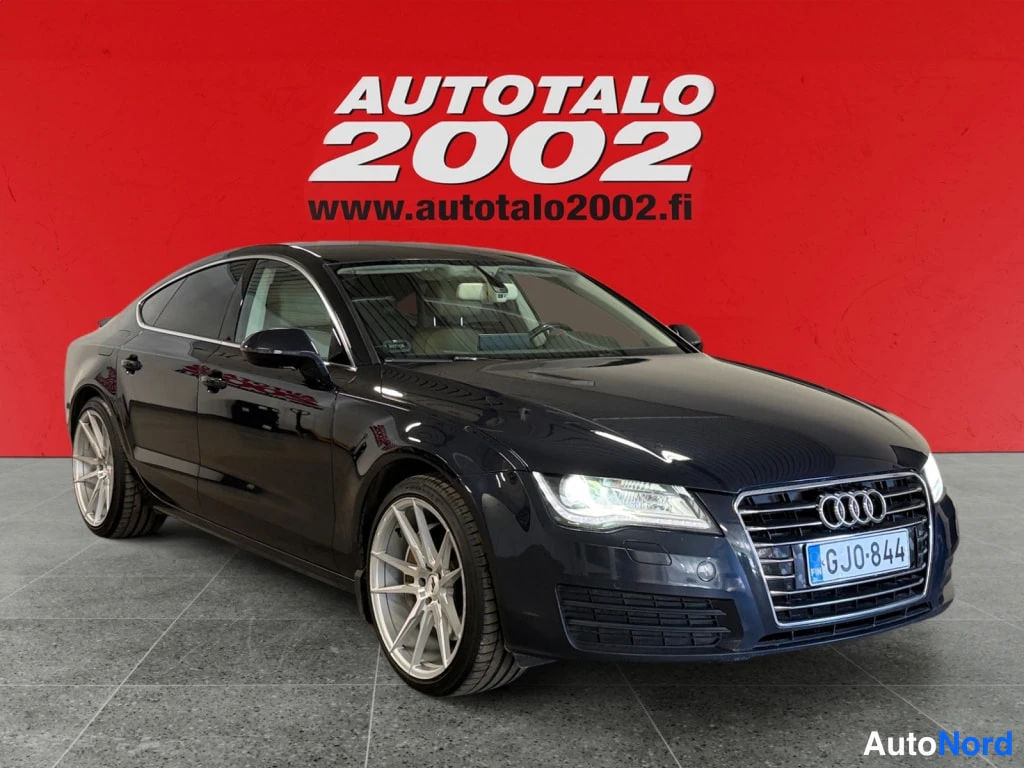 Etuviisto, nokka oikealle: Audi A7, tummansininen koriväri, etukulmanetelö näkyy x800:ssa ja takapyörä x130:ssä — kori tummansininen, kliinisesti väri jakaa otsakkeen takaa alasast