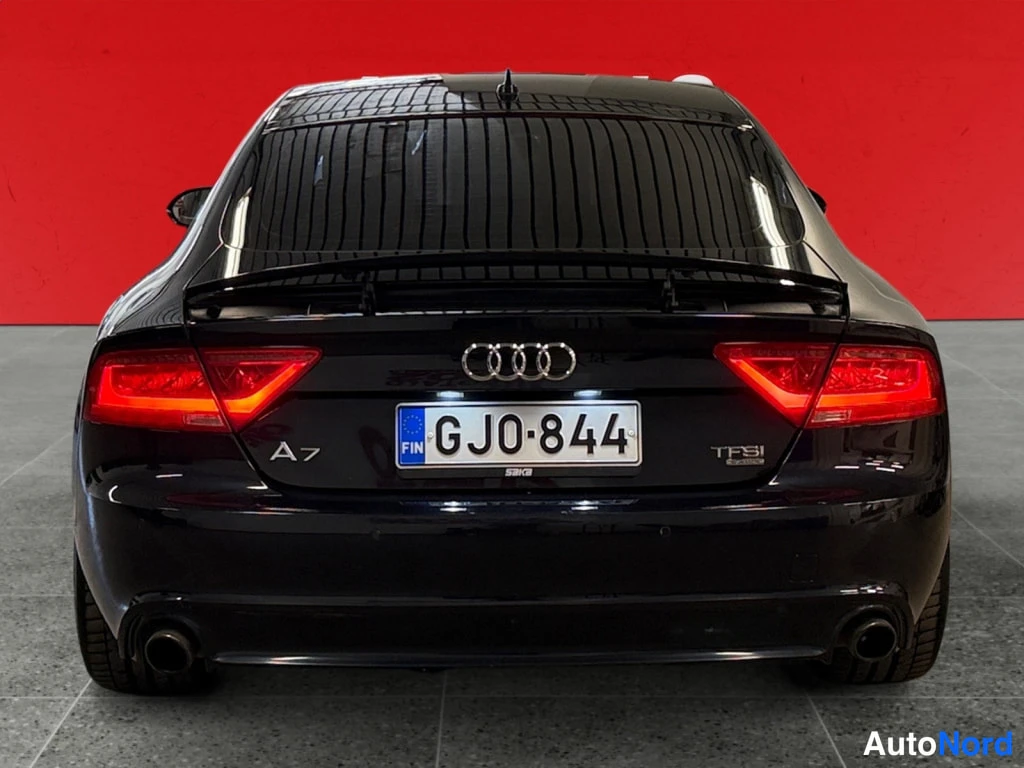 Takaa: Audi A7:n takaosa suoraan takaa, A7- ja TFSI-merkit, kaksoispakoputket, rekisteri.