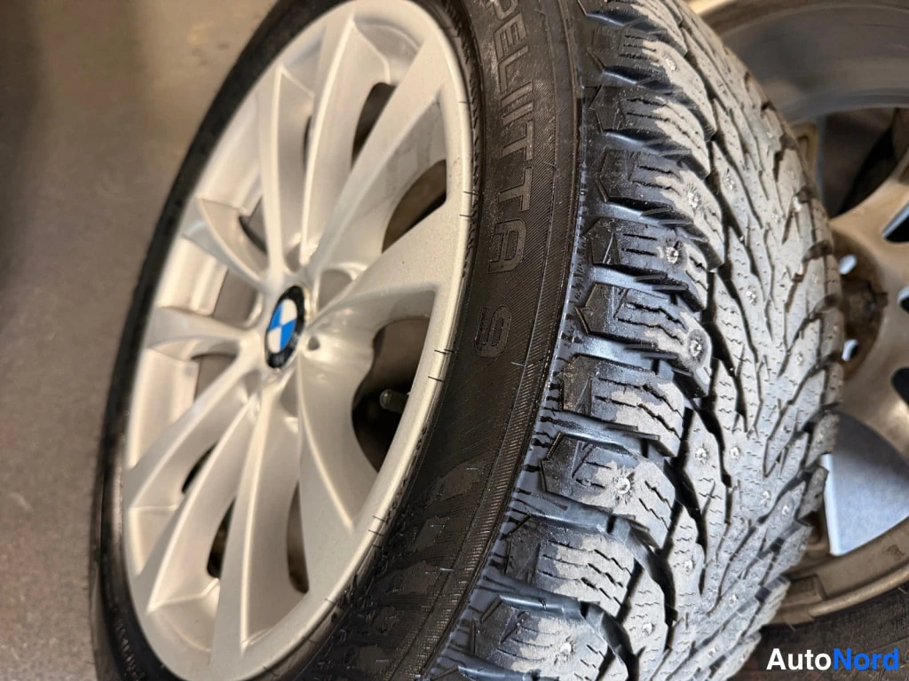 Muu: Hopeinen BMW-alkuvanteeseen kiinnitetty nasta­rengas, jonka sivuseinässä lukee NOKIAN HAKKAPELIITTA 9.