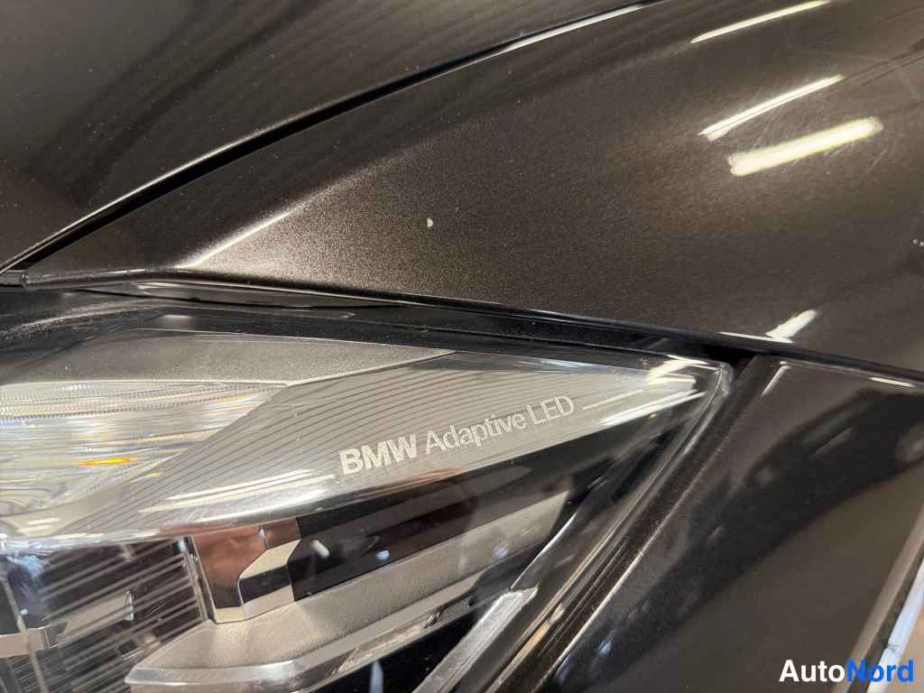 Yksityiskohta: Lähikuva BMW Adaptive LED -tekstillä varustetusta etupaneelista.