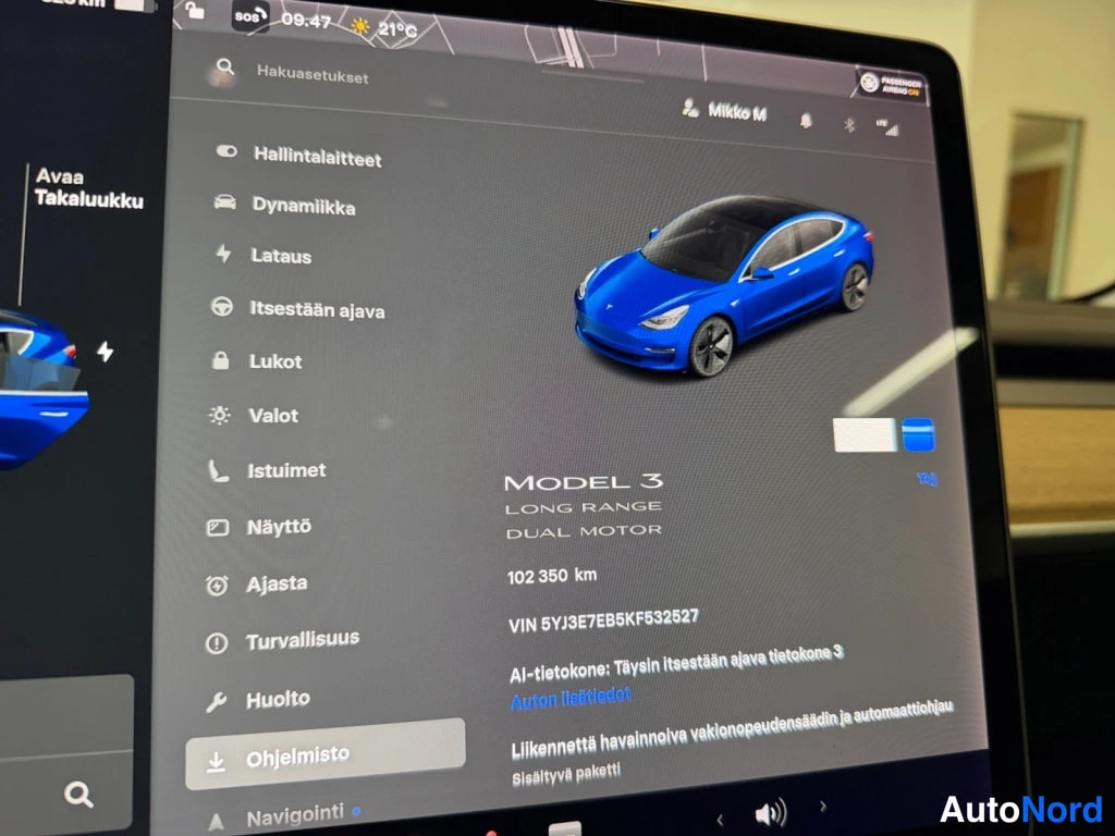 Edestä: Keskusnäytön Ohjelmat-näkymä: auton tiedot Model 3 Long Range Dual Motor, 102 350 km, VIN 5YJ3E7EB5KF532527