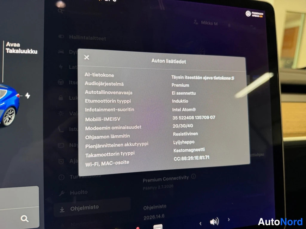 Yksityiskohta: Auton näytön Ajoneuvotiedot-ikkuna, jossa lukee mm. Äänentoistojärjestelmä, Tuulilasinlämmitys Ei asennettu, ETM ja Wi-Fi, MAC-osoite.