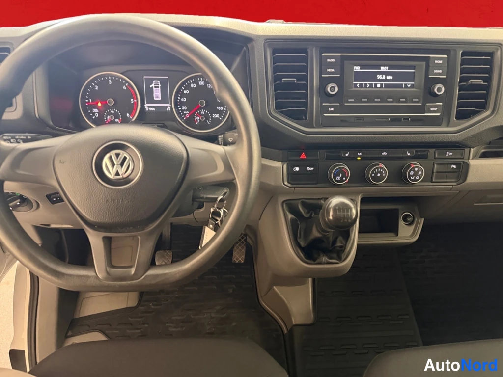 Muu: n mittaristo ja kojelauta: Volkswagen-ohjauspyörä, analogiset kierrosluku- ja nopeusmittarit, radio ja manuaalivaihteen vaihtoeivi.