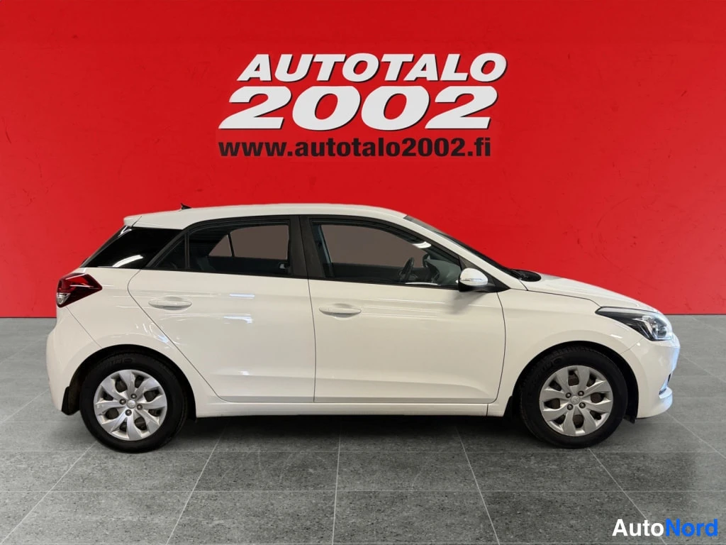 Sivulta: Hyundai i20, white hatchback, side view showing right flank