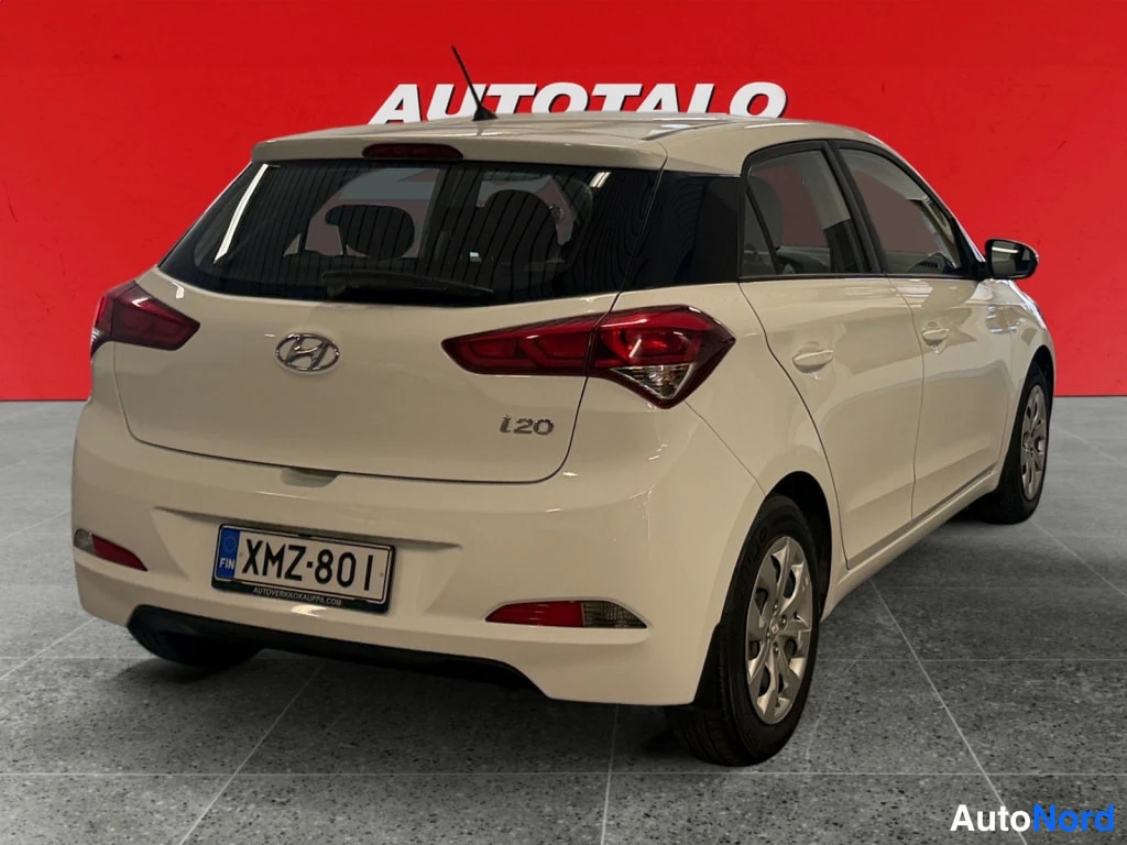 Takaviisto: Hyundai i20, white hatchback, rear three-quarter view, i20 badge and license plate