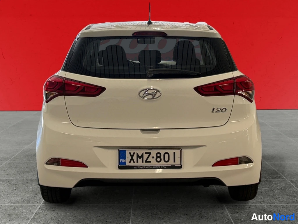 Takaa: Valkoisen Hyundai i20:n perä suoraan takaa, i20-merkintä ja rekisterikilpi.